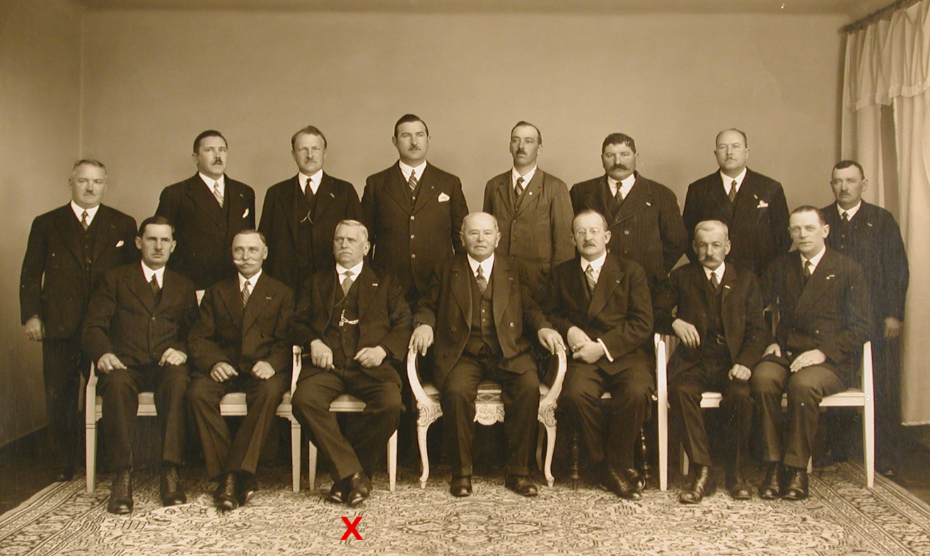 Alexander Zickl (sitzend 3. v.l., siehe rotes X) als Mitglied des Gemeindetages im Jahre 1935